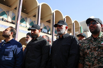سردار احمد وحیدی، فرمانده کل سپاه در مراسم اقامه نماز بر پیکر رهبر شهید انقلاب در مصلای تهران