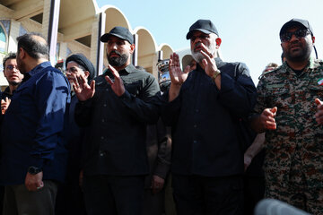 سردار احمد وحیدی، فرمانده کل سپاه در مراسم اقامه نماز بر پیکر رهبر شهید انقلاب در مصلای تهران