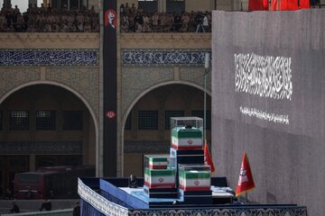 گزارش ژاپن تایمز از خیل عظیم عزاداران ایرانی در مراسم اقامه نماز بر پیکر رهبر شهید