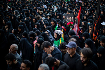 اقامه نماز بر پیکر رهبر شهید انقلاب با حضور جمعی از مسئولان، کارگزاران نظام و اقشار مختلف مردم