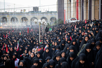 اقامه نماز بر پیکر رهبر شهید انقلاب با حضور جمعی از مسئولان، کارگزاران نظام و اقشار مختلف مردم