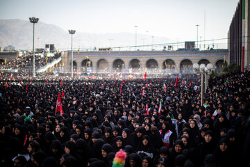 اقامه نماز بر پیکر رهبر شهید انقلاب با حضور جمعی از مسئولان، کارگزاران نظام و اقشار مختلف مردم