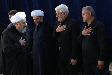 اقامه نماز بر پیکر رهبر شهید انقلاب با حضور جمعی از مسئولان، کارگزاران نظام