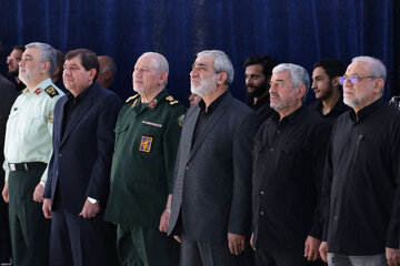 اقامه نماز بر پیکر رهبر شهید انقلاب با حضور جمعی از مسئولان، کارگزاران نظام