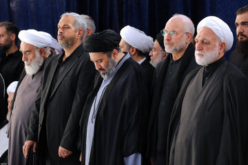 اقامه نماز بر پیکر رهبر شهید انقلاب با حضور جمعی از مسئولان، کارگزاران نظام