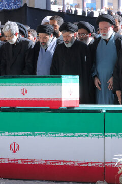 اقامه نماز بر پیکر رهبر شهید انقلاب با حضور جمعی از مسئولان، کارگزاران نظام