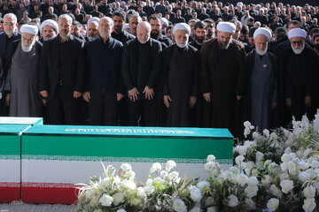 اقامه نماز بر پیکر رهبر شهید انقلاب با حضور جمعی از مسئولان، کارگزاران نظام