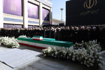 اقامه نماز بر پیکر رهبر شهید انقلاب با حضور جمعی از مسئولان، کارگزاران نظام