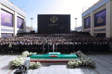 اقامه نماز بر پیکر رهبر شهید انقلاب با حضور جمعی از مسئولان، کارگزاران نظام