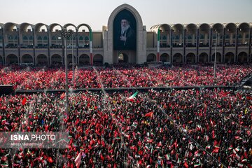 حضور در مراسم تشییع رهبر شهید نشان دهنده وفاداری به ایشان است