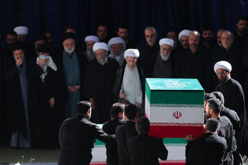اقامه نماز بر پیکر رهبر شهید انقلاب با حضور جمعی از مسئولان و کارگزاران نظام