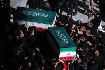 اقامه نماز بر پیکر رهبر شهید انقلاب با حضور جمعی از مسئولان و کارگزاران نظام