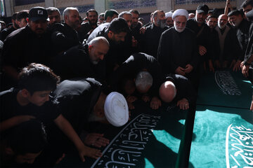 اقامه نماز بر پیکر رهبر شهید انقلاب با حضور جمعی از مسئولان و کارگزاران نظام