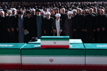 اقامه نماز بر پیکر رهبر شهید انقلاب با حضور جمعی از مسئولان و کارگزاران نظام