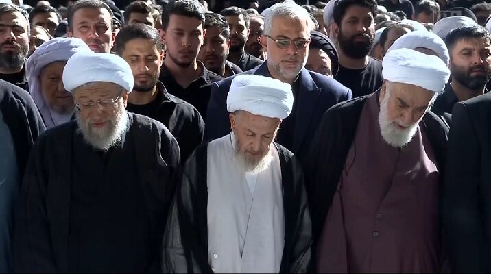 بدرقه میلیونی مردم/اقامه نماز بر پیکرهای مطهر شهدا با حضور ۳ فرزند رهبر شهید