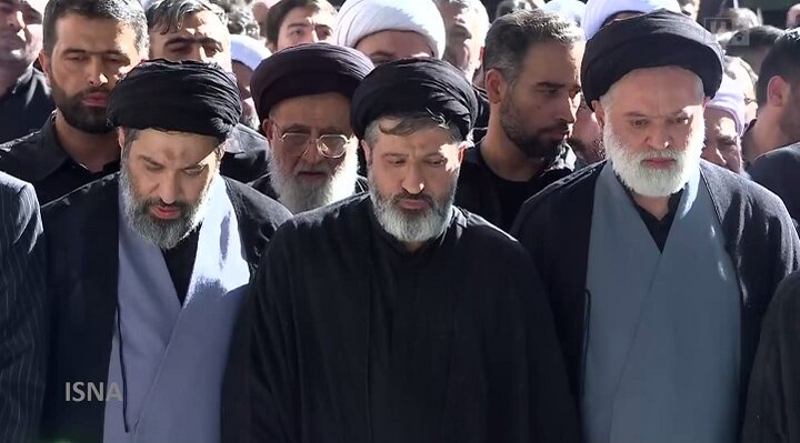 بدرقه میلیونی مردم/اقامه نماز بر پیکرهای مطهر شهدا با حضور ۳ فرزند رهبر شهید