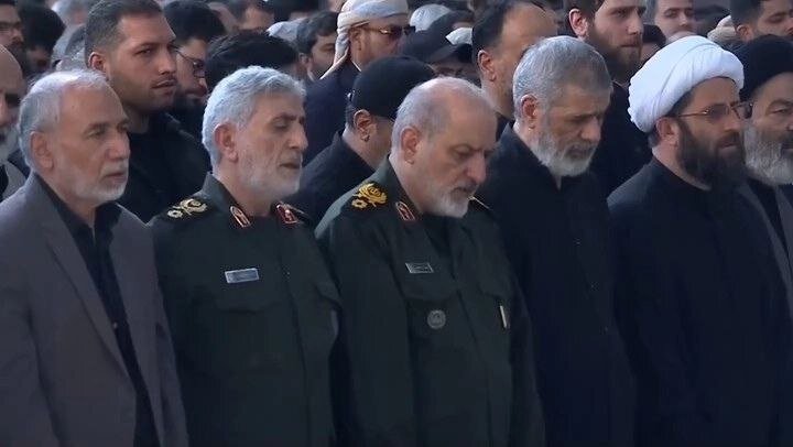 بدرقه میلیونی مردم/اقامه نماز بر پیکرهای مطهر شهدا با حضور ۳ فرزند رهبر شهید