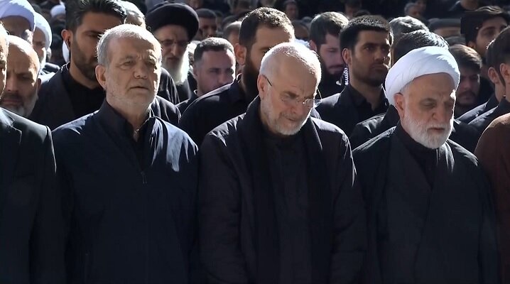بدرقه میلیونی مردم/اقامه نماز بر پیکرهای مطهر شهدا با حضور ۳ فرزند رهبر شهید