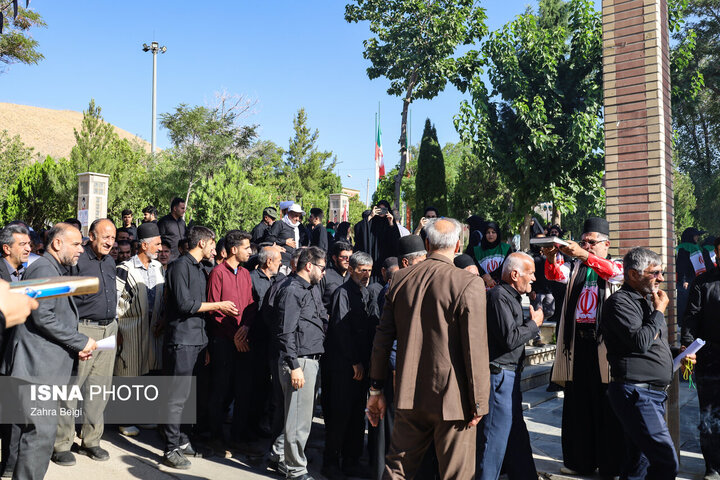 زائران بیتکلف مراسم تشییع رهبر شهید از شهرکرد راهی تهران شدند