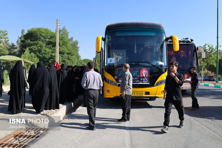 زائران بی‌تکلف مراسم تشییع رهبر شهید از شهرکرد راهی تهران شدند