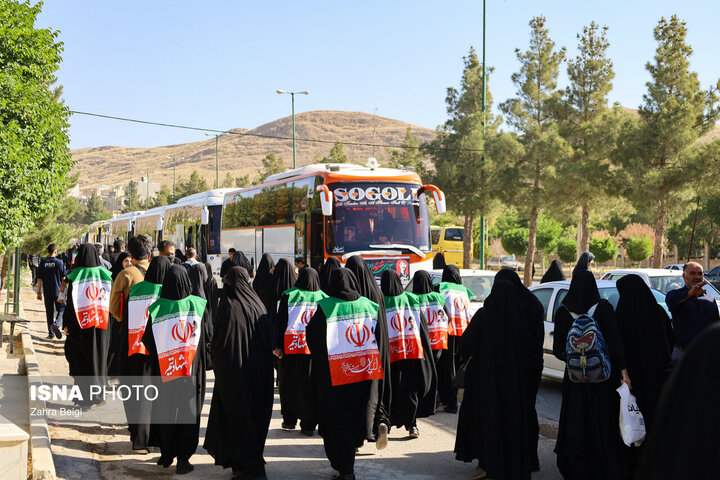 زائران بیتکلف مراسم تشییع رهبر شهید از شهرکرد راهی تهران شدند