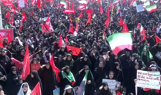 بدرقه میلیونی مردم/ اقامه نماز بر پیکرهای مطهر شهدا با حضور ۳ فرزند رهبر شهید
