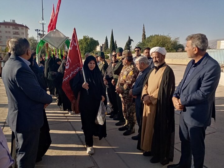 عزیمت ۴۰۰ نفر از کازرون برای حضور در مراسم تشییع رهبر شهید در تهران