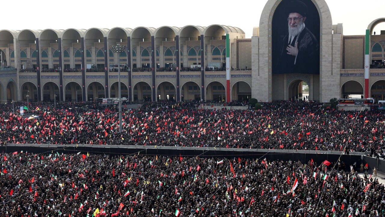 گزارش سیانان از حضور صدها هزار نفر در دومین روز تشییع رهبر ایران