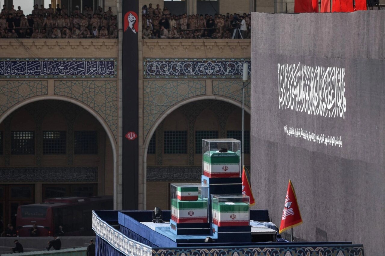 حضور مردم ایران با پرچمهای سرخ در نماز رهبر شهید