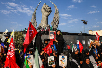 مراسم تشییع پیکر مطهر رهبر شهید انقلاب - تهران / میدان انقلاب