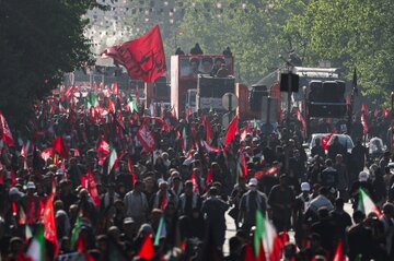 جمعیت عظیم تشییع‌کنندگان رهبر شهید انقلاب در تهران از نگاه رویترز