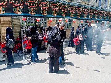 خدمت‌رسانی شبکه امداد سیار دانشگاه آزاد در موکب‌ها و میان جمعیت