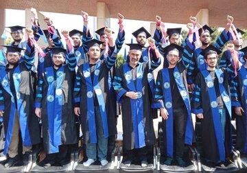 وزیر اقتصاد همراه با دانشجویان دانشگاه شریف در مراسم تشییع/ «یک ایران مشت گره‌ کرده»