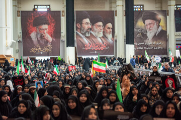 اجتماع بزرگ معلمان، دانش آموزان جامانده از تشییع امام شهید -شیراز