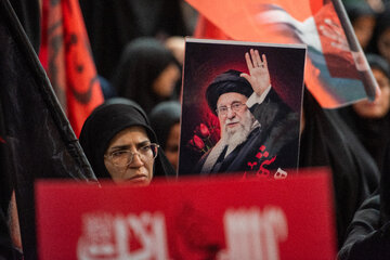 اجتماع بزرگ معلمان، دانش آموزان جامانده از تشییع امام شهید -شیراز