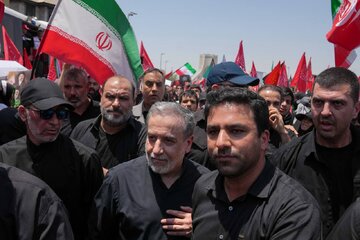 حضور عراقچی در مراسم تشییع آقای شهید ایران