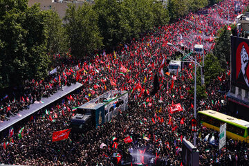 مراسم تشییع پیکر مطهر رهبر شهید انقلاب - تهران/ خیابان آزادی 