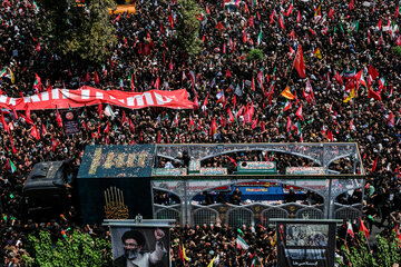 مراسم تشییع پیکر مطهر رهبر شهید انقلاب - تهران / خیابان آزادی