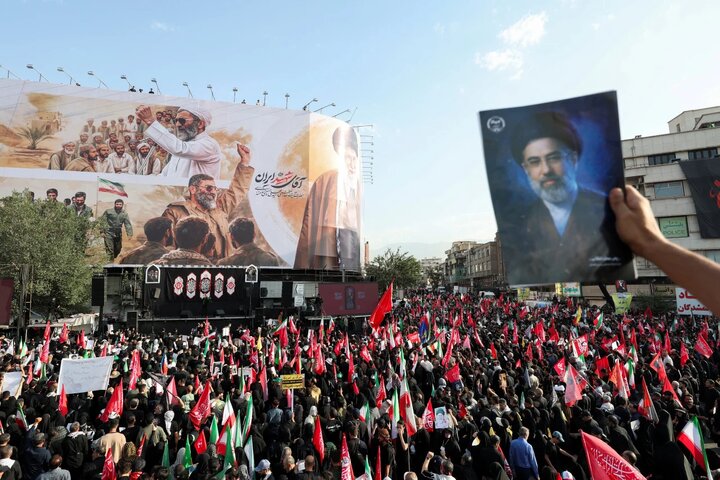 سی‌ان‌ان: خیابان‌های تهران مملو از سوگواران ایرانی در تشییع رهبر شهیدشان شد