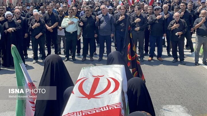 سوگواری جاماندگان از تشییع رهبر شهید در شهرستان مرزی آستارا