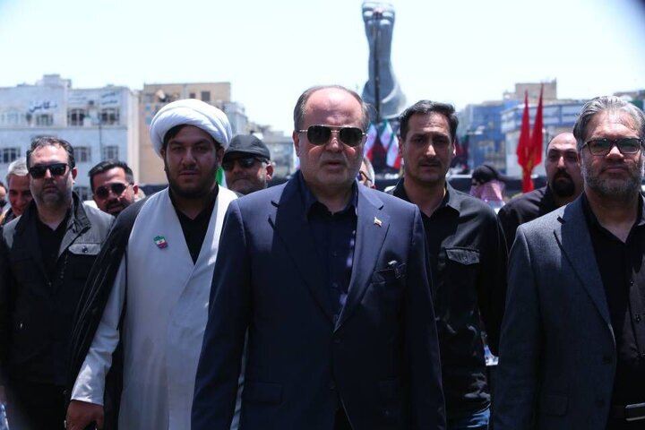 وزیر جهاد کشاورزی در مراسم تشییع رهبر شهید شرکت کرد