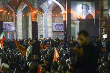 مسجد مقدس جمکران، ساعاتی پیش از اقامه نماز بر پیکر مطهر رهبر شهید