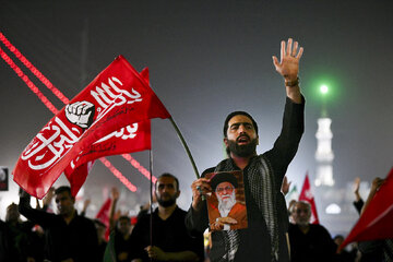 مسجد مقدس جمکران، ساعاتی پیش از اقامه نماز بر پیکر مطهر رهبر شهید