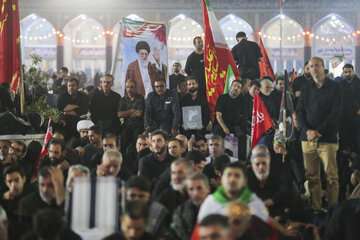 مسجد مقدس جمکران، ساعاتی پیش از اقامه نماز بر پیکر مطهر رهبر شهید