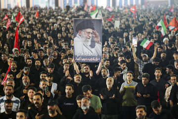 مسجد مقدس جمکران، ساعاتی پیش از اقامه نماز بر پیکر مطهر رهبر شهید انقلاب