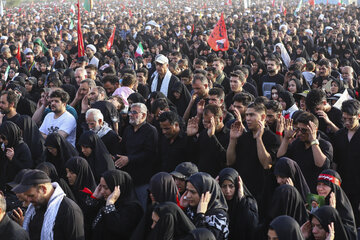 اقامه نماز بر پیکر رهبر شهید انقلاب در مسجد مقدس جمکران