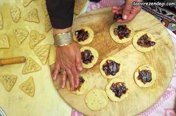 پخت ۳ تن کلوچه محلی در شهرستان زهک برای مراسم وداع با رهبر شهید