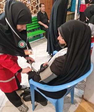 خدمات‌رسانی هلال‌احمر به زائران مراسم تشییع در قم/ گرمازدگی بیشترین علت مراجعه