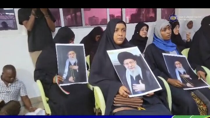 عزاداری دوستداران امام شهید در تانزانیا همزمان با مراسم تشییع پیکر ایشان
