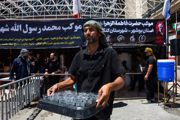 ورود مسافران تشییع رهبر شهید در ترمینال مشهد